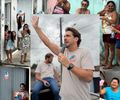 Guilherme Lopes sobe em mini trio e inicia campanha casa a casa pelas ruas de Penedo