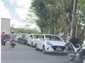Fila do lado de fora da Justiça Federal