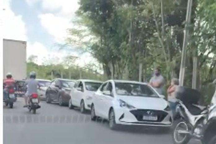 Fila do lado de fora da Justiça Federal
