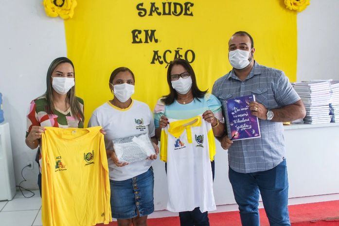 Prefeita Fernanda (camisa amarela) entusiasmada com mais um serviço de qualidade para o servidor público