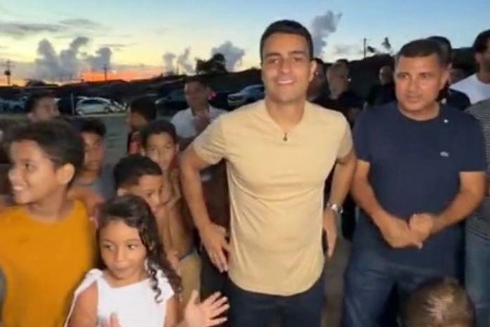 JHC joga nas redes enquanto adia definição de seu futuro político