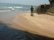 Construtora é autuada por lançar esgoto diretamente no mar na praia de Jatiúca