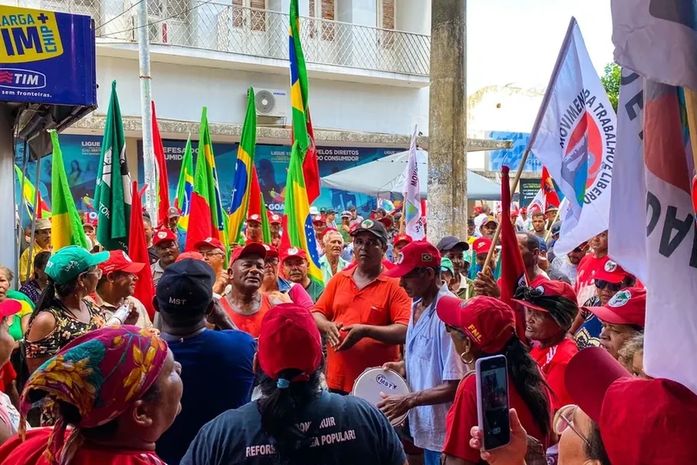 Manifestantes em frente ao Incra, em Maceió