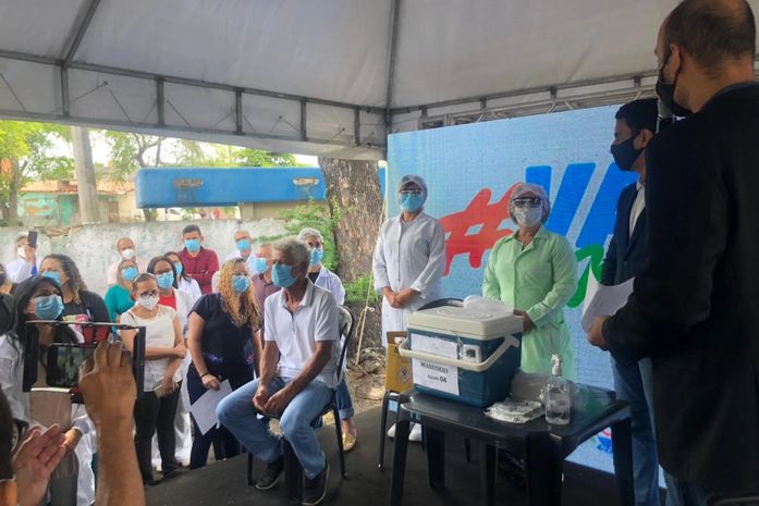 Primeiro funcionário do PAM Salgadinho vacinado