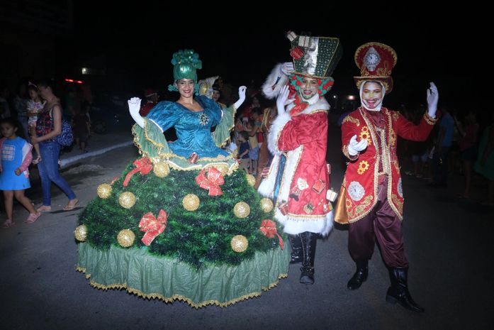Parada Natal Mágico encanta com um belo desfile no bairro Palmeira de Fora