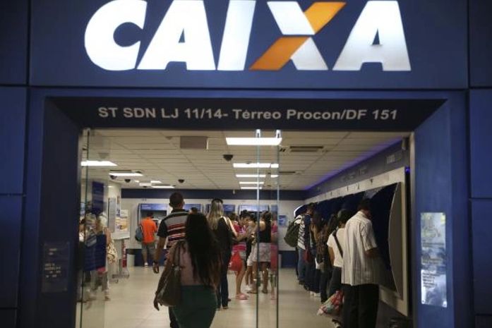 Primeira parcela do 13° deve ser paga até hoje e deve movimentar R$ 200 bi