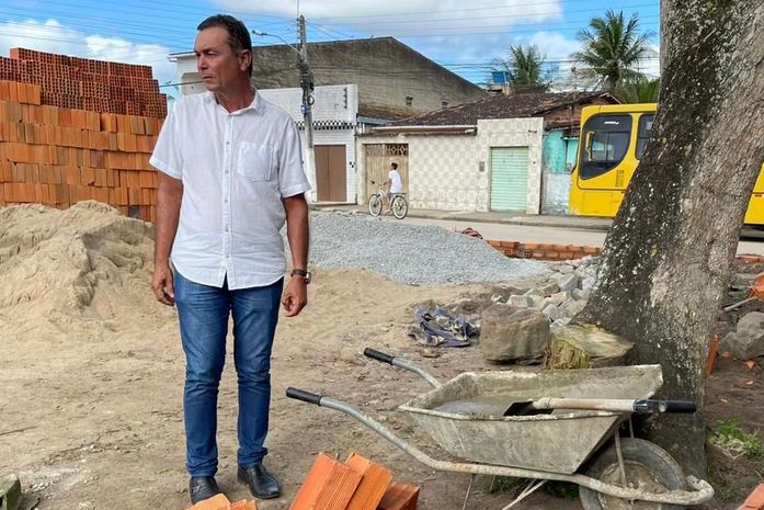 Prefeito de Anadia acompanha obras em andamento no município