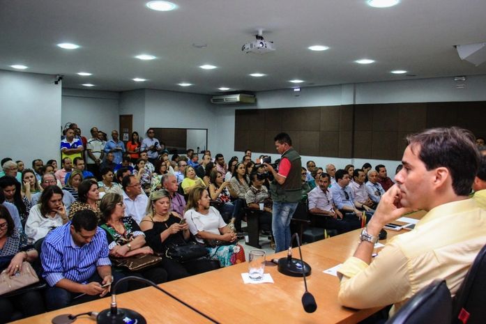 Prefeito em exercício participa de reunião na AMA