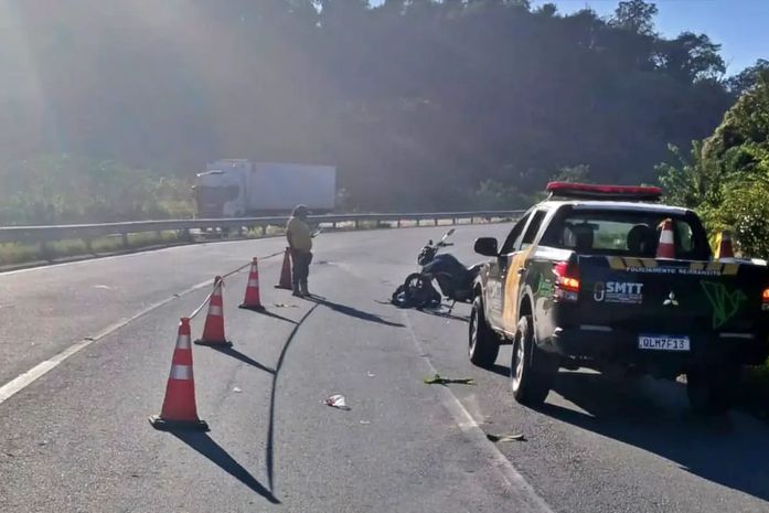 Acidente entre moto e caminhão deixa trânsito parcialmente interditado na BR-101