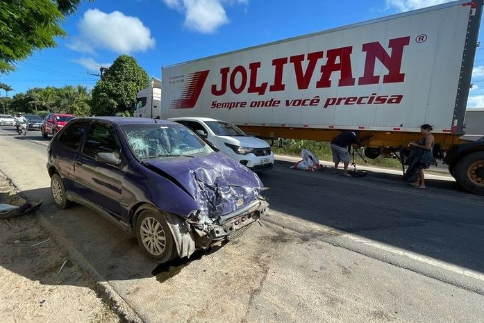 Motorista fica gravemente ferido após colisão com carreta na AL-110, em Arapiraca