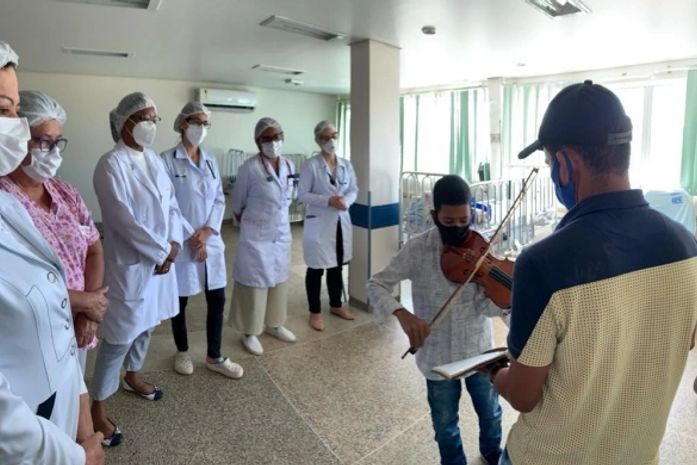 Garoto se recupera de infecção rara e toca violino para agradecer a equipe pediátrica do HGE