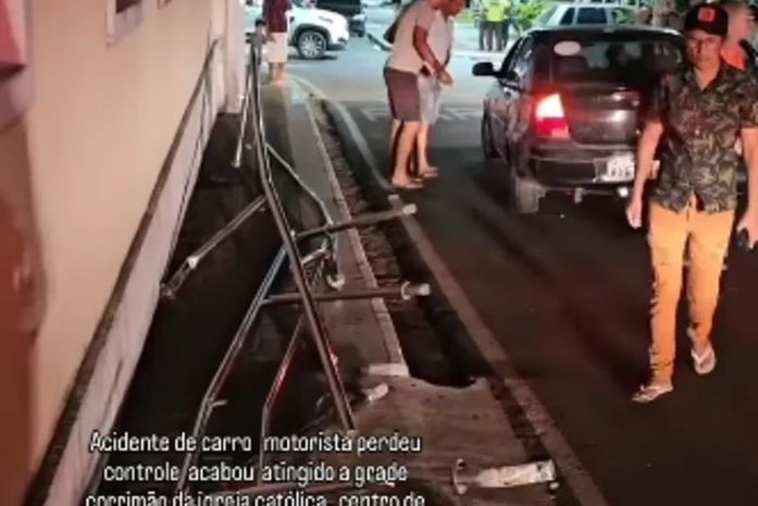 Motorista perde controle e carro colide contra grade de igreja no Agreste de AL