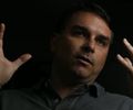 Flávio, o farsante, repete o pai e espalha mentiras sobre o processo eleitoral