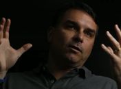 Flávio, o farsante, repete o pai e espalha mentiras sobre o processo eleitoral