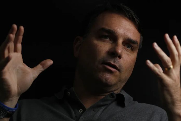 Flávio, o farsante, repete o pai e espalha mentiras sobre o processo eleitoral