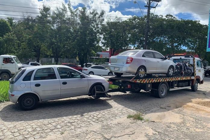 Blitz da SMTT remove 11 veículos e autua 40 condutores