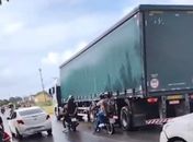 Mulher morre após cair de garupa de moto e ficar embaixo de carreta em Maceió