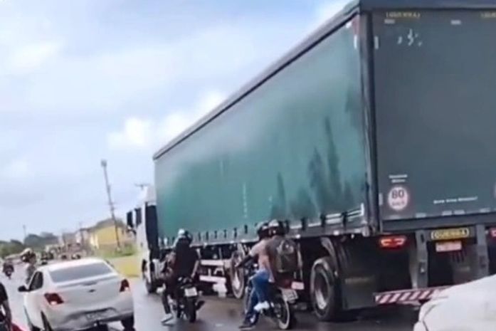 Mulher morre após cair de garupa de moto e ficar embaixo de carreta em Maceió