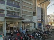 Parte de reboco se desprende de prédio no Centro e deixa homem ferido