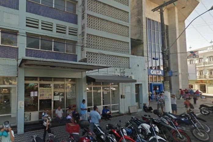 Parte de reboco se desprende de prédio no Centro e deixa homem ferido