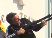 Bolsonaro simula atirar em adversários