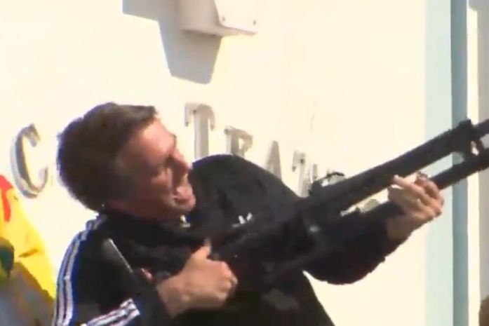 Bolsonaro simula atirar em adversários