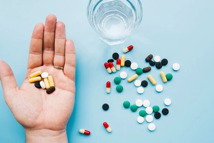 Automedicação: excesso de remédios pode mascarar sintomas de uma doença grave 