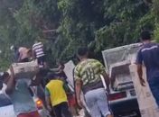 Caminhão com carga de móveis tomba em trecho da BR-101 e carga é saqueada
