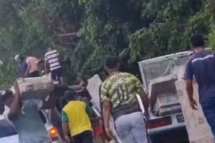 Caminhão com carga de móveis tomba em trecho da BR-101 e carga é saqueada