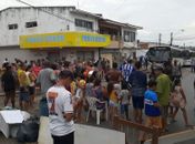 Com mais de três dias sem água, moradores bloqueiam acesso da Ladeira da Chã de Bebedouro 