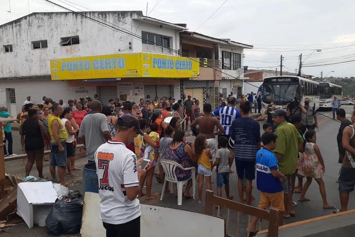 Com mais de três dias sem água, moradores bloqueiam acesso da Ladeira da Chã de Bebedouro 