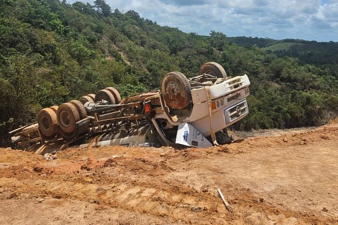 Trabalhador morre após tombamento de caminhão em obra de duplicação da AL-101 Norte