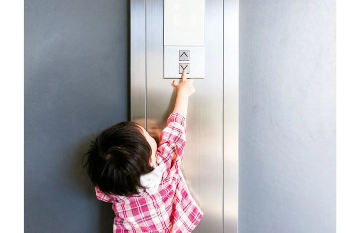 Criança em elevador