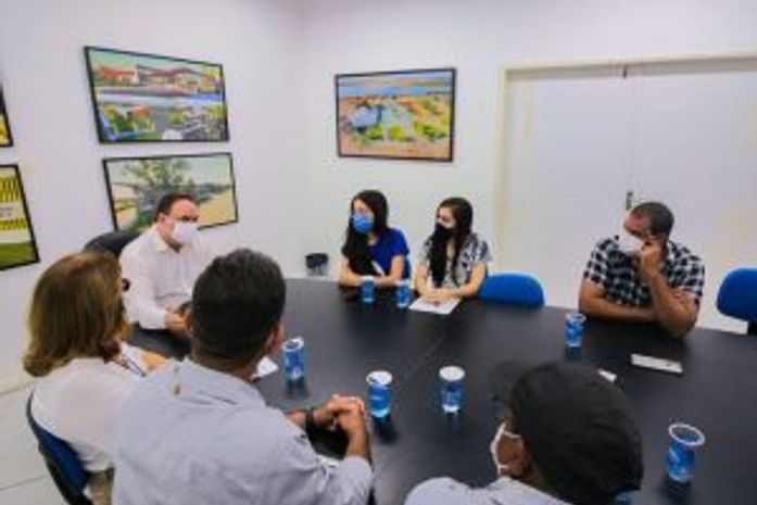 Prefeito Luciano Barbosa reúne-se com estudantes universitários sobre transporte escolar