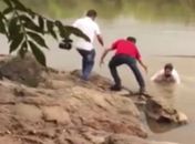 Candidato se desequilibra e cai em rio durante gravação de propaganda eleitoral