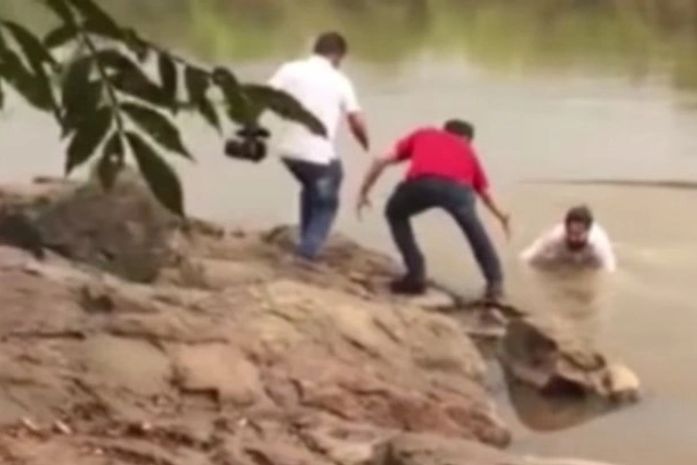 Candidato se desequilibra e cai em rio durante gravação de propaganda eleitoral