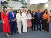 Coordenadora do Plano Estadual de Oncologia recebe da ALE a Comenda Dr. Hélvio Auto