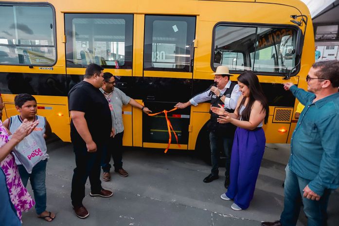 Prefeito Gilberto e Deputada Gabi Gonçalves realizam a entrega de uma nova UBS e 8 ônibus escolares 0km, em Rio Largo


