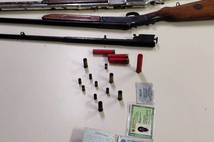 Investigado após denúncia, suspeito de crime é encontrado com arsenal de armas em fazenda