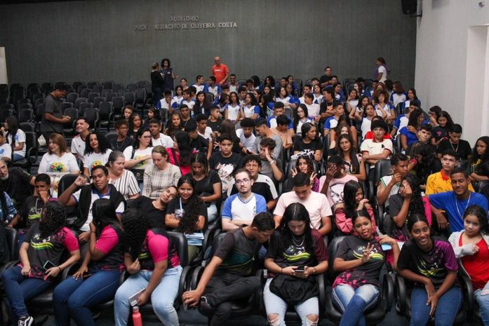 Escolas municipais participam de sessão de cinema em alusão à Semana do Estudante