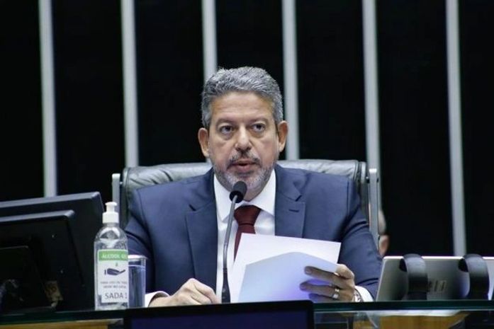 Após ser internado em hospital, Arthur Lira tem alta e vai para casa