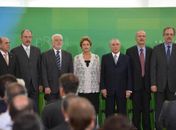 Dilma dá posse a dez ministros e pede dedicação da equipe para governar até 2018
