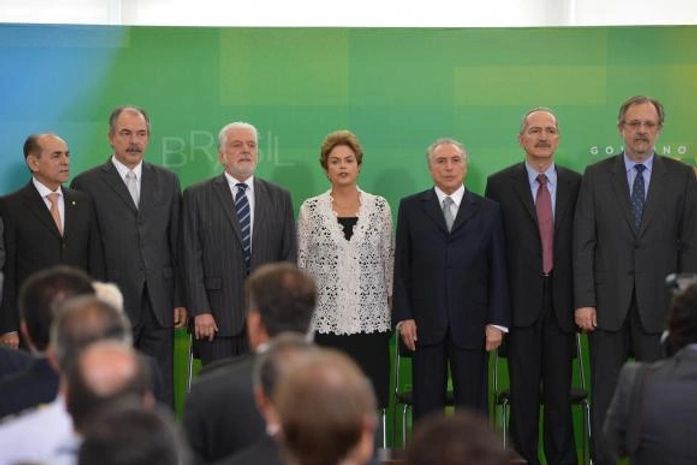 Dilma dá posse a dez ministros e pede dedicação da equipe para governar até 2018