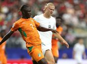 Haaland marca, Noruega bate Costa do Marfim e pega Brasil nas oitavas
