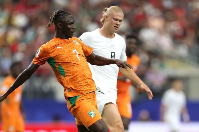 Haaland marca, Noruega bate Costa do Marfim e pega Brasil nas oitavas