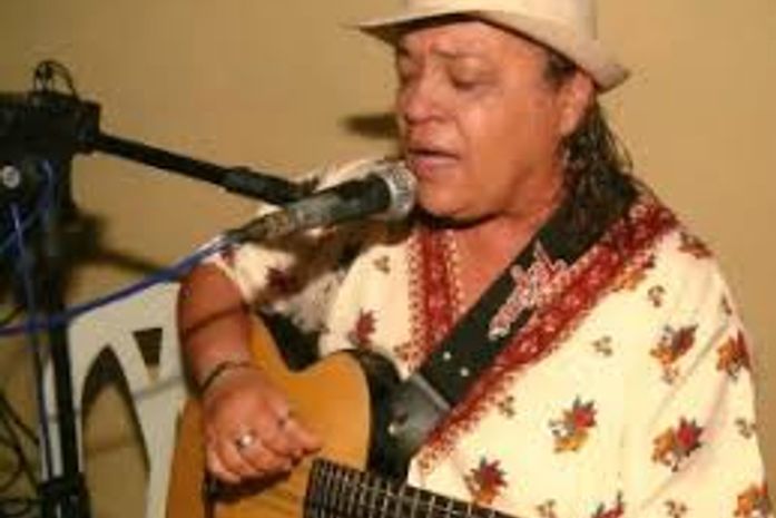 Dira Lino, a voz arapiraquense que canta e encanta com alma