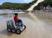Estudantes criam veículo para cadeirantes irem à praia