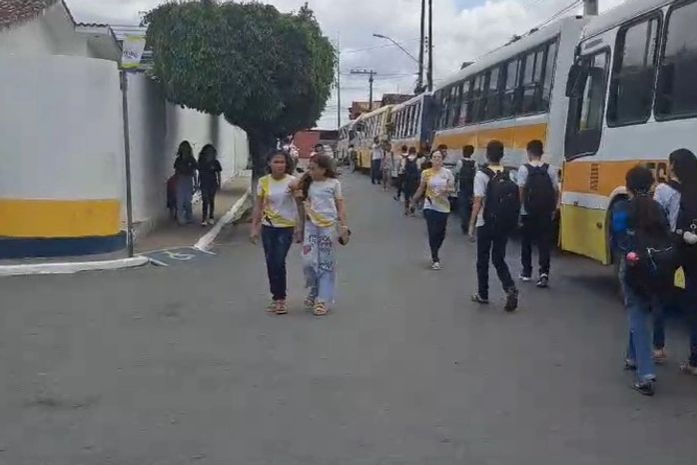 Após Justiça determinar exoneração de guardas municipais, pais de alunos denunciam falta de segurança na saída das escolas