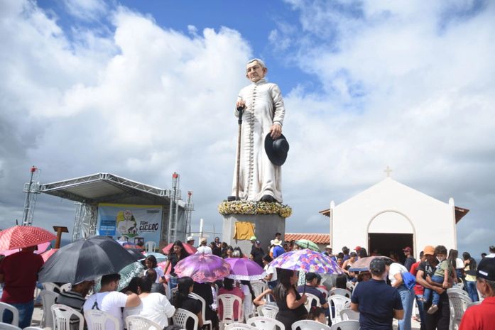 Monumento em homenagem a Padre Cícero é inaugurado em Porto Real do Colégio