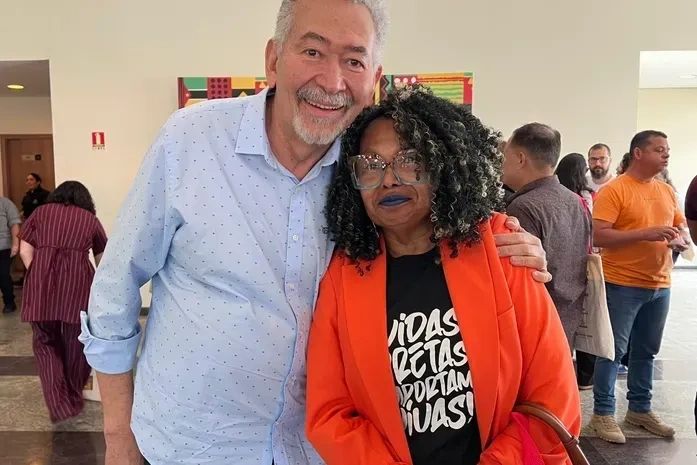 Deputado Paulão, esta ativista, Arísia Barros, se faz solidária. Força, seu cabra!